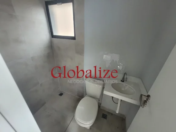 Imagem TRIPLEX COM 02 DORMITÍRIOS SENDO 02 SUÍTES, R$750.000,00, DENTRO DE UM VILLAGIO BEM FAMILIAR, ÓTIMA LOCALIZAÇÃO, AMPLA SALA E POSSUI UM SOLÁRIO