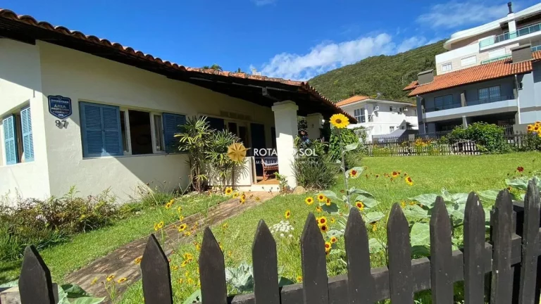 Imagem Casa à venda 4 quartos a poucos metros da Praia de Bombas - Bombinhas SC