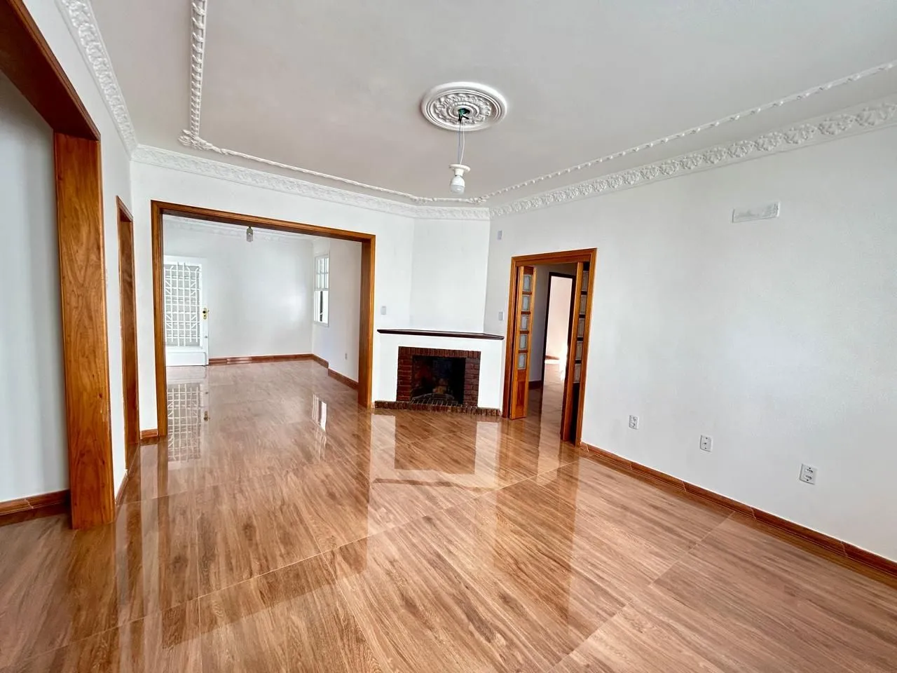 Imagem Casa 8 dormitórios, 5 banheiros e 6 vagas no Bairro São João Porto Alegre