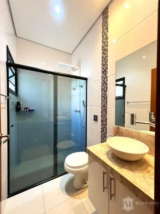 Imagem Casa t?(C)rrea em condomínio com piscina, vista permanente e 03 suítes.