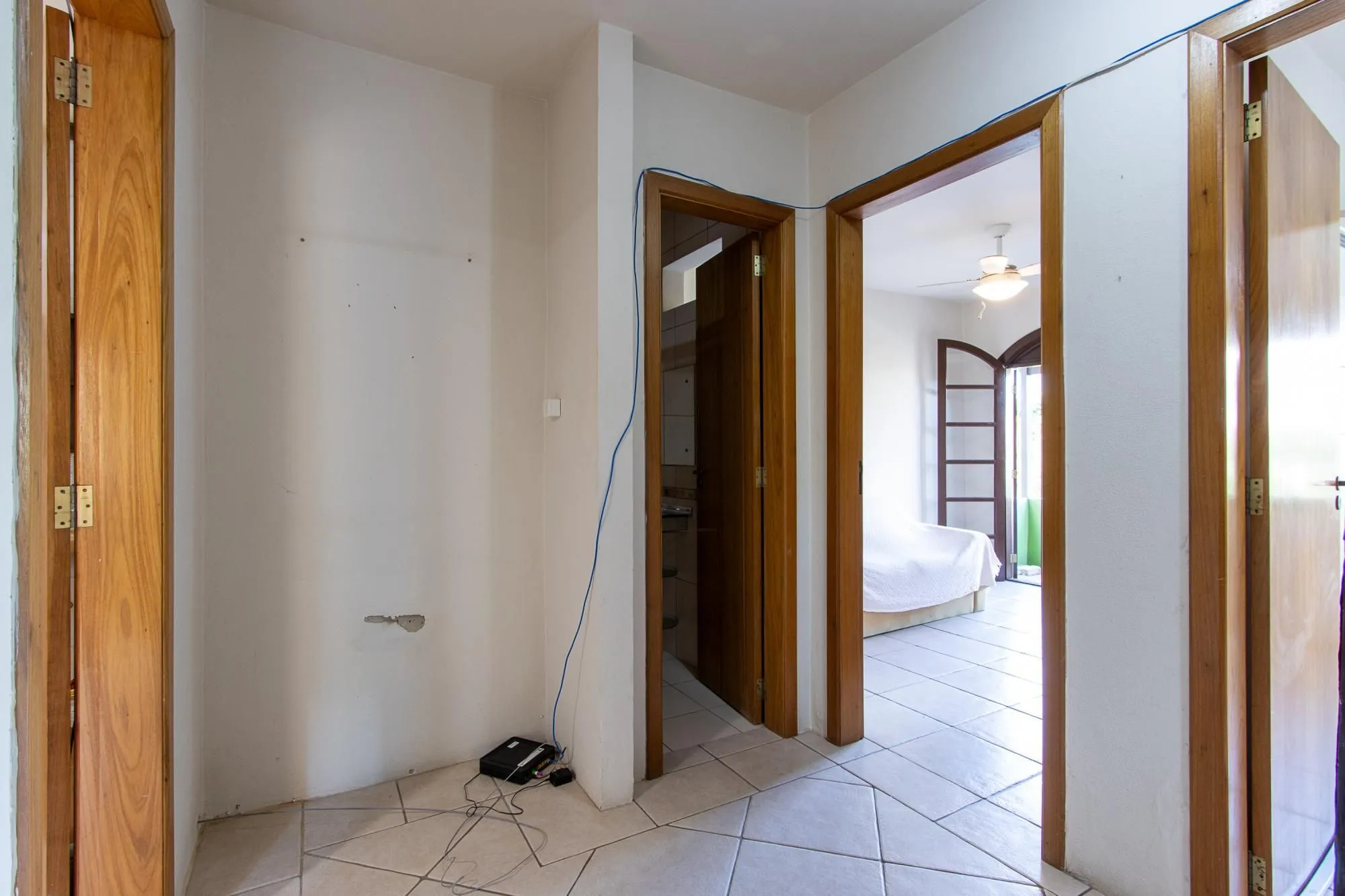 Imagem Casa de condomínio, 3 dormitórios, 1 suíte, 1 vaga coberta, no bairro Cristal.