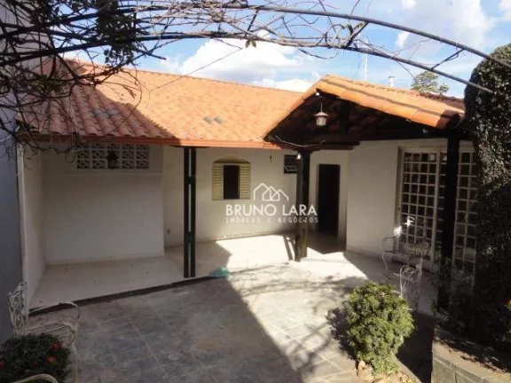 Imagem Casa com 5 dormitórios para alugar, 100 m² por R$ 3.516,66/mês - Centro - Igarapé/MG