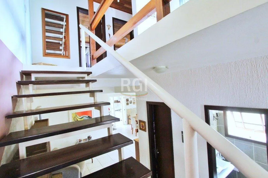Imagem Casa para Venda - 260m², 5 dormitórios, sendo 2 suites, 4 vagas - Teresópolis