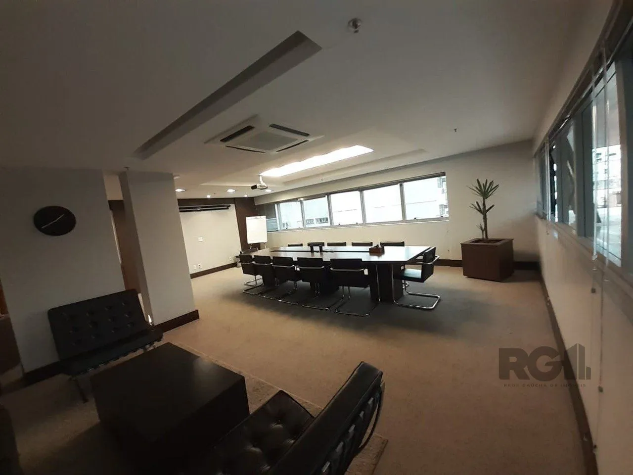 Imagem Excelente sala comercial no Menino Deus, com uma vaga de garagem.