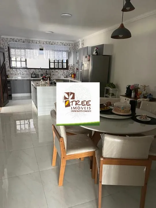 Imagem LOCAÇÃO DE SOBRADO NO ARUJAMÉRICA, EM ARUJÁ/SP, 450m² com 4 quartos, suíte com A/C, varanda, 4 salas, quintal, lavandeira e 4 vagas. CONSULTE-NOS.