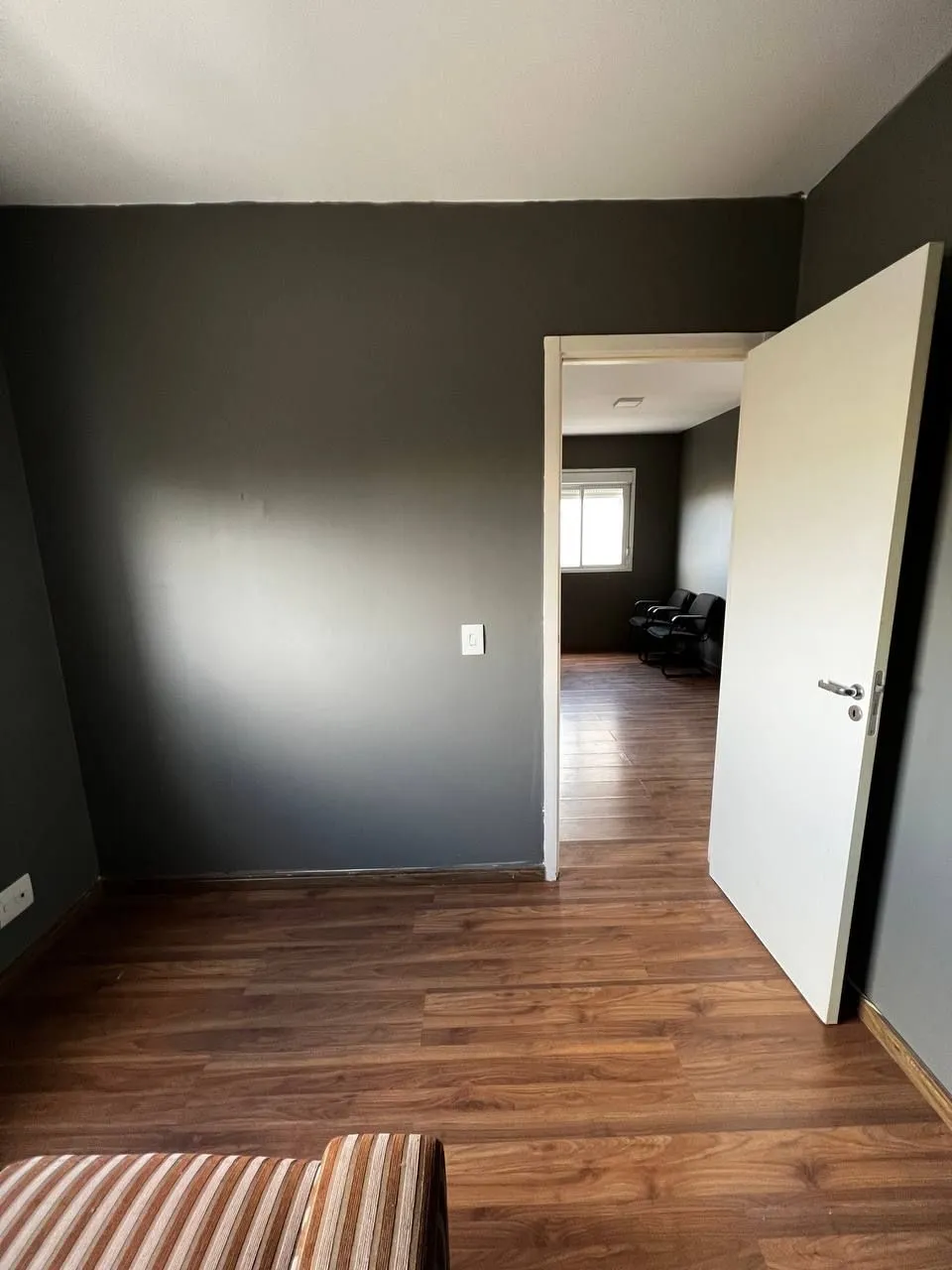 Imagem Apartamento de 3 dormitórios transformado em 2, 1 suíte e living com churrasqueira.