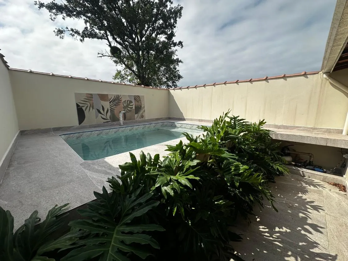Imagem CASA NOVA COM PISCINA, 02 DORMITÓRIOS E DISPONÍVEL PARA VENDA E LOCAÇÃO LADO PISTA NA VILA ATLÂNTICA EM MONGAGUÁ