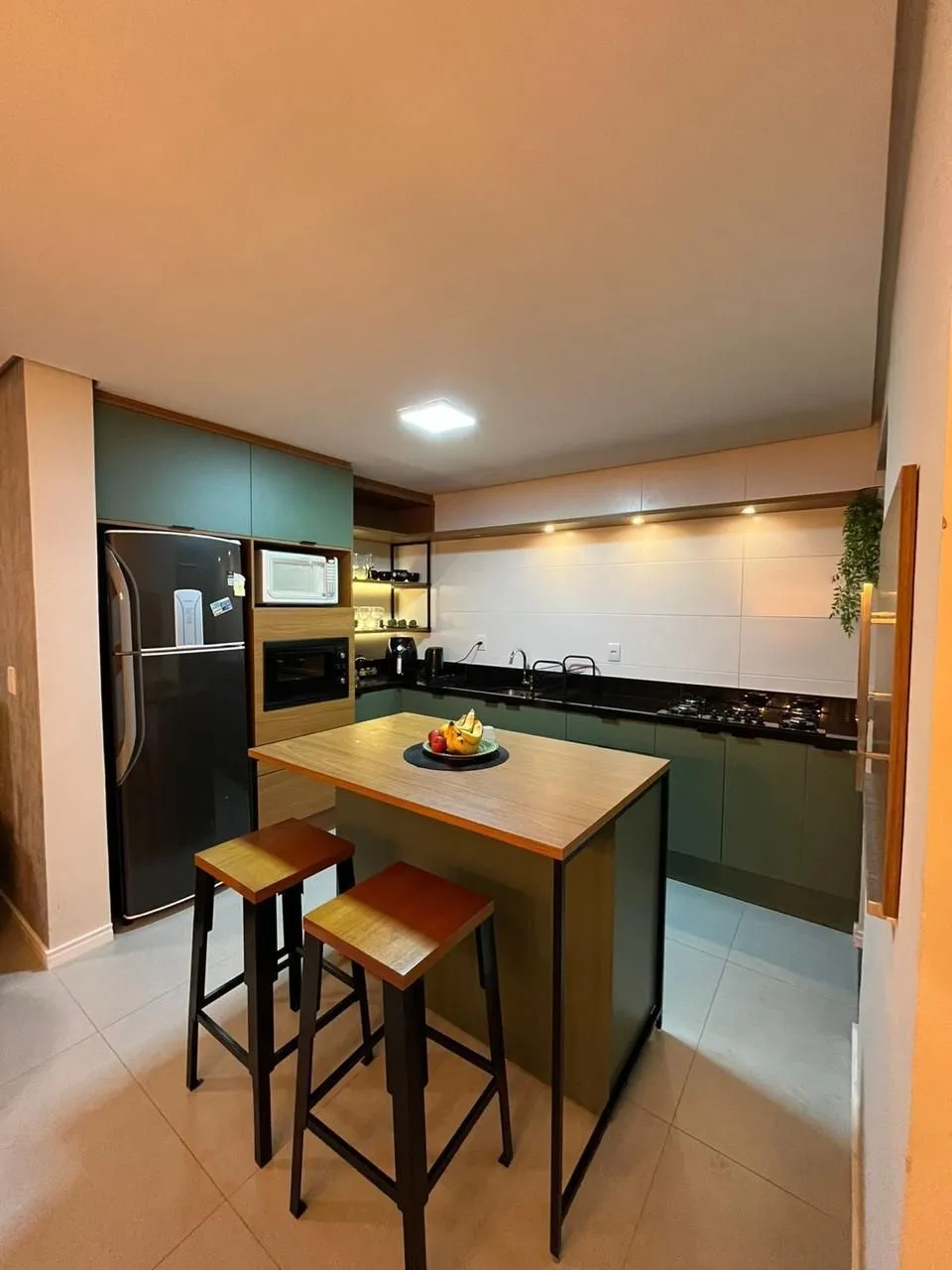 Imagem Casa em condomínio com 3 dormitórios, suíte e 2 vagas.
