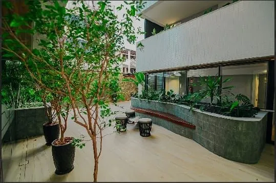 Imagem Alto Padrão com Piscina Infinita e Potencial para Airbnb - Viva ou Invista com Inteligência