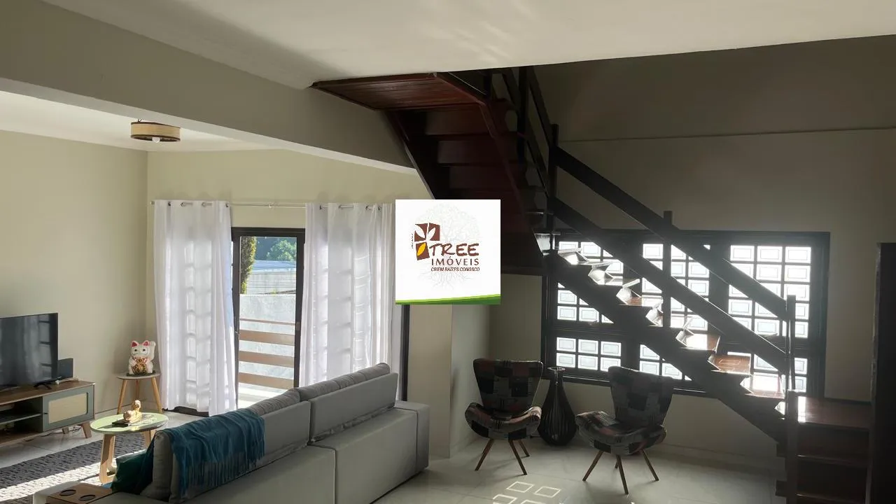 Imagem LOCAÇÃO DE SOBRADO NO ARUJAMÉRICA, EM ARUJÁ/SP, 450m² com 4 quartos, suíte com A/C, varanda, 4 salas, quintal, lavandeira e 4 vagas. CONSULTE-NOS.