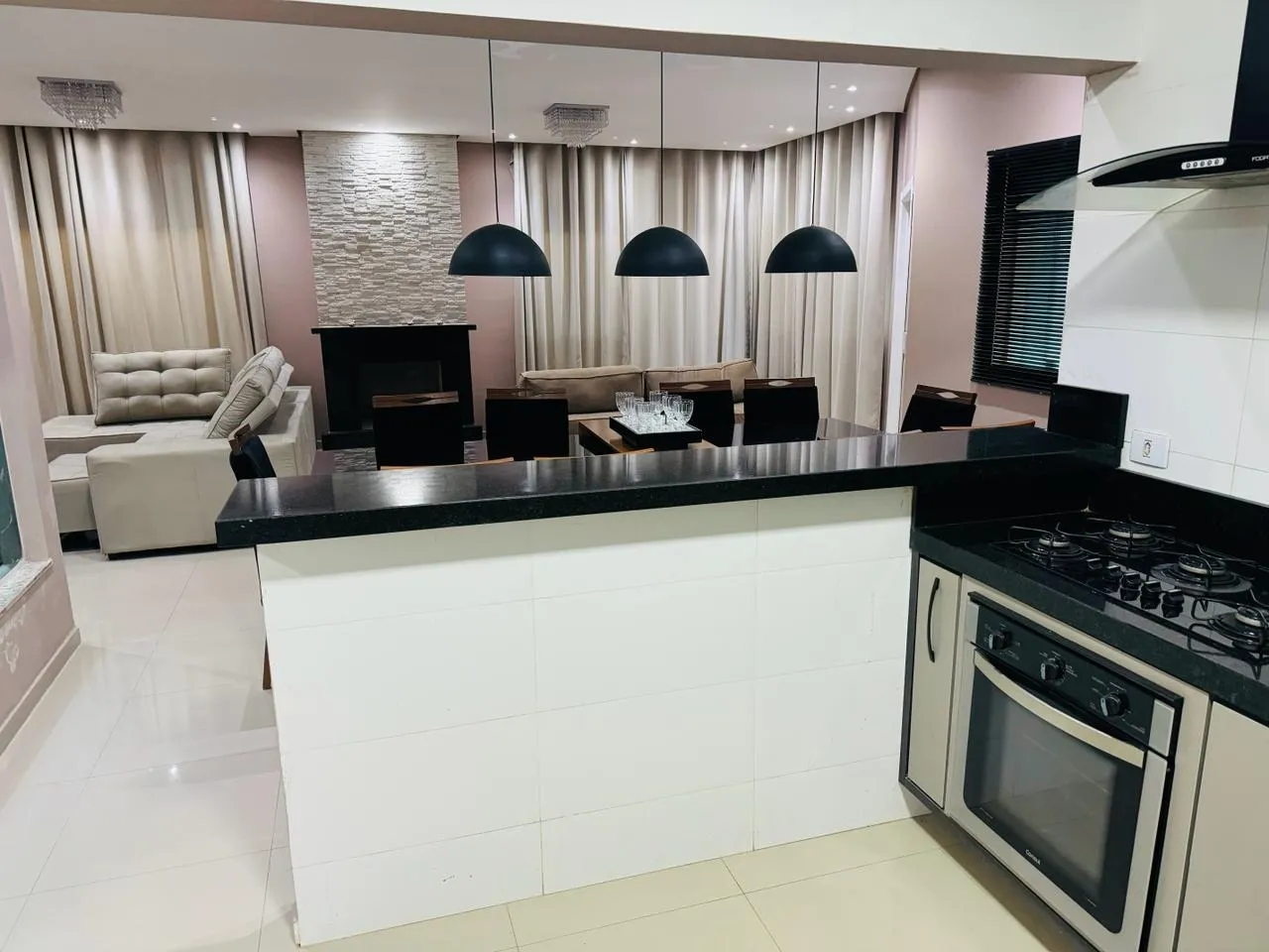 Imagem Ampla Residência com Área Gourmet e Pomar em Terreno Generoso de 906 m²: Conforto e Funcionalidade em Cada Detalhe