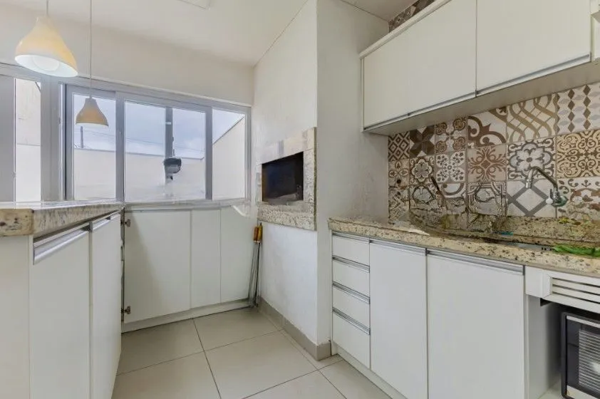 Imagem Casa com pátio e churrasqueira em frente à praça - Jardim Sabará
