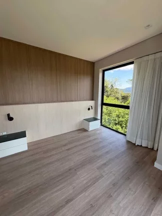 Imagem Casa alto padrão com 3 dormitórios sendo 1 suíte e 2 vagas em Jaraguá do Sul /SC