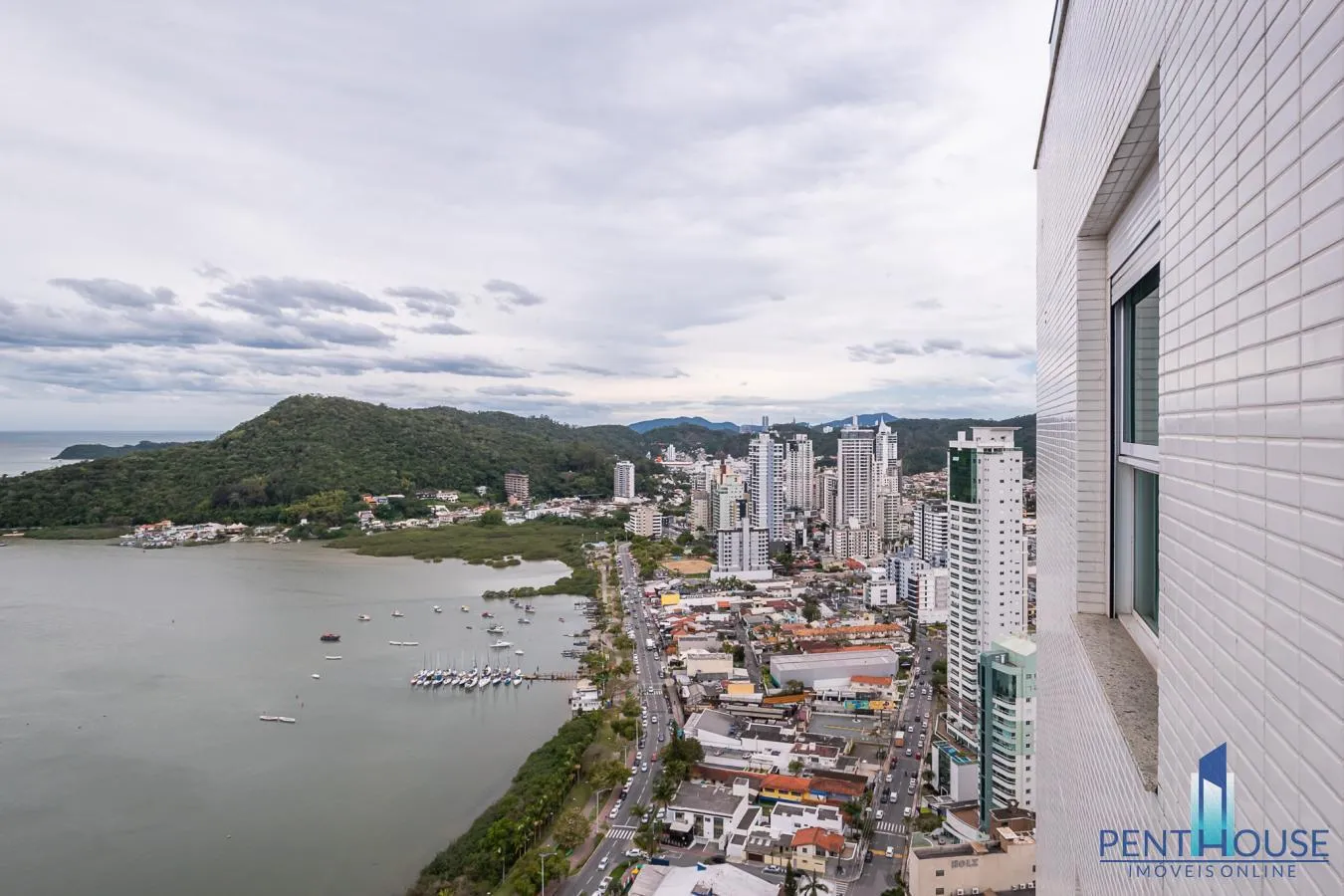 Imagem Cobertura Duplex para Venda em Itajaí, FAZENDA, 3 dormitórios, 3 suítes, 5 banheiros, 4 vagas