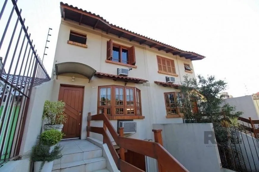 Imagem Ampla casa de 175 m² com 3 dormitórios e 3 vagas de garagem