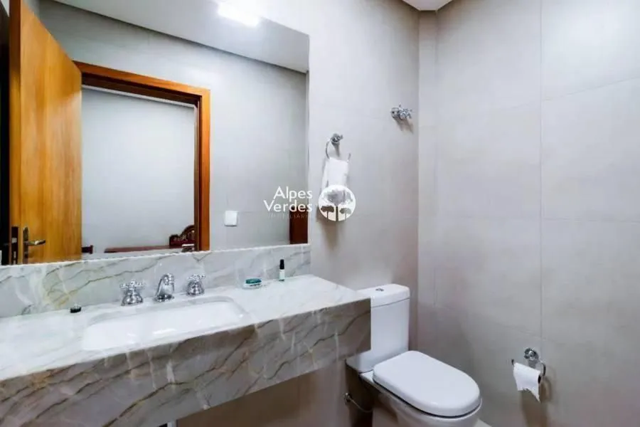 Imagem Vende-se Casa em Condominio com 4 suites a 5 minutos da Rua Coberta