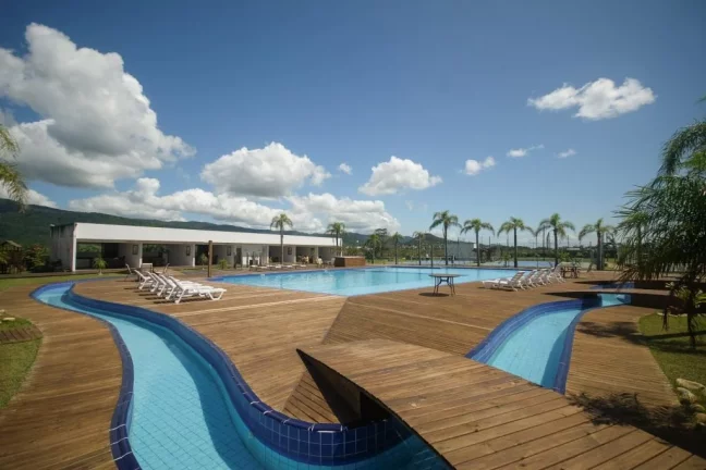 Imagem Terreno de 600m² no Condomínio Garopaba Internacional: Luxo, Conforto e Segurança!