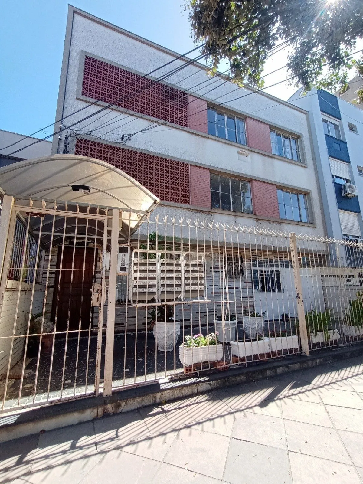 Imagem Térreo com pátio Semimobiliado, 2 Dormitórios, Próximo ao Praia de Belas