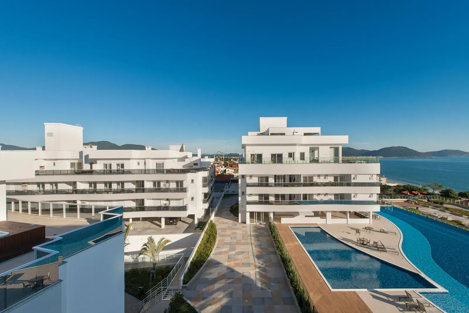 Imagem Viva no Topo: A Exclusividade da Cobertura com 3 suites no Mirante Home Club