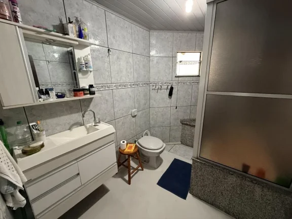 Imagem Casa com 305m² de área construída a apenas 170 metros do mar, mobiliada, 4 quartos (1 suíte) e 4 vagas no Centro de Navegantes no litoral Norte, Adriano Carpes Imóveis vende!