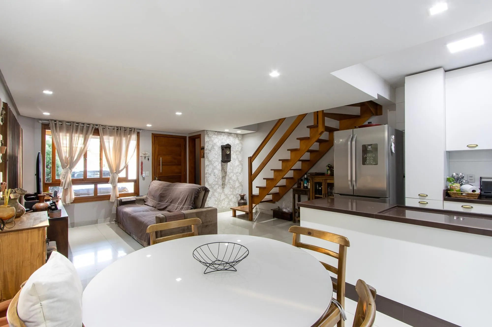 Imagem Casa de condomínio, 3 quartos, 1 suíte, piscina e 2 vagas de garagem;