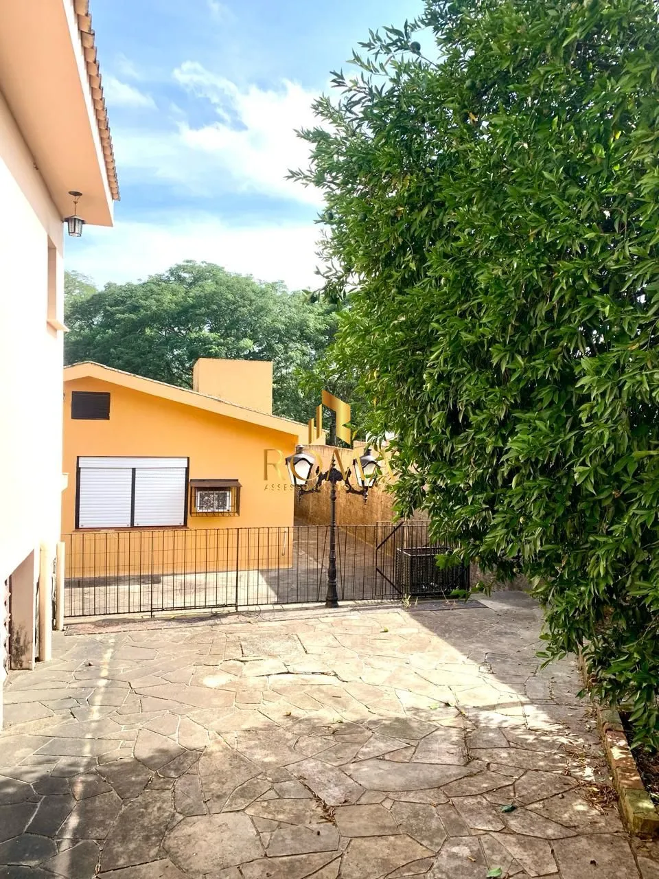 Imagem Excelente terreno localizado no Bairro Perpétuo Socorro, com 03 casas construída