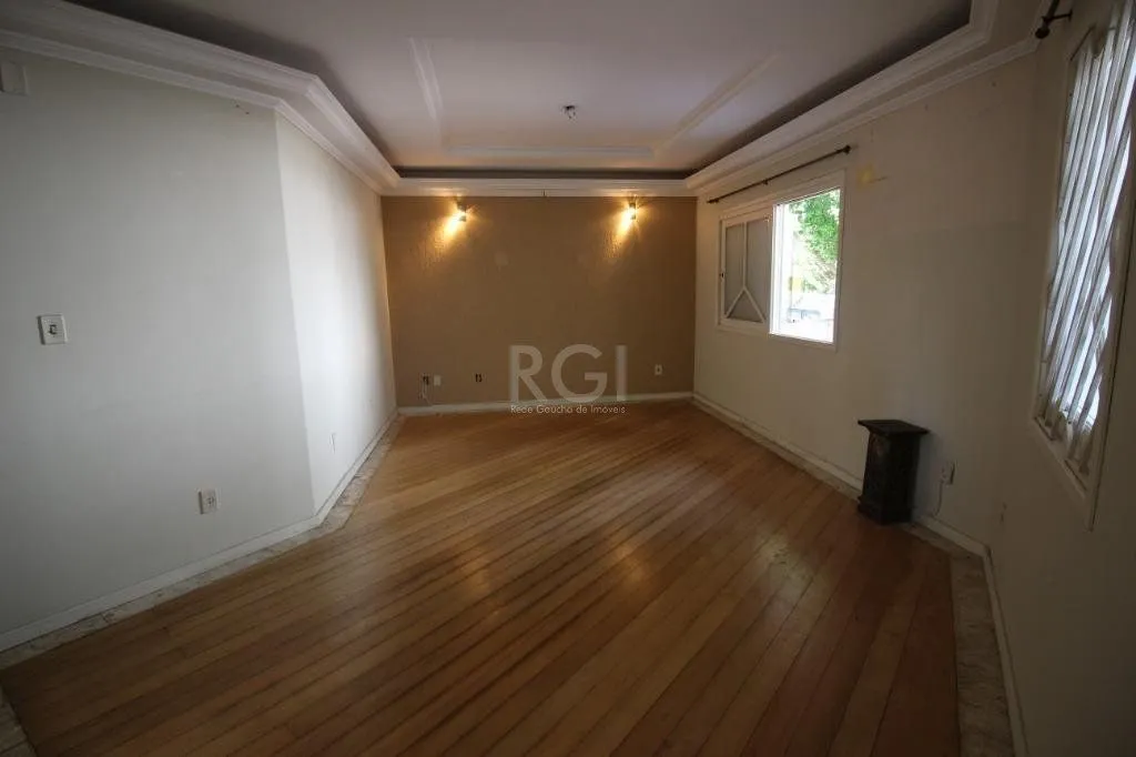 Imagem Casa para comprar com 4 dormitórios, 330m² - Chácara das Pedras - Porto Alegre