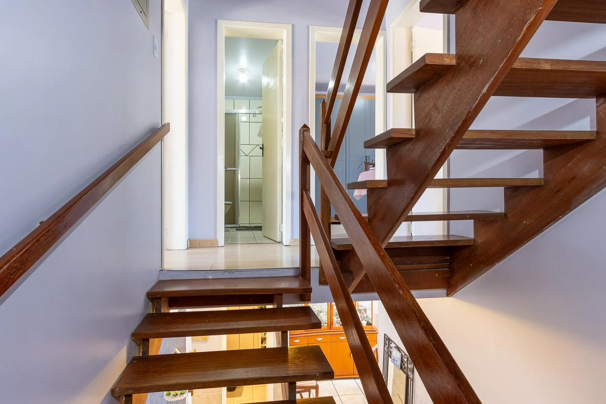 Imagem Casa de condomínio, de 3 dormitórios, 1 suíte e 2 vagas de garagem.