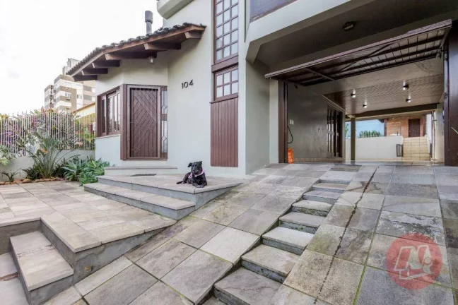 Imagem Casa de 208 m² com 4 quartos, 3 vagas e piscina.
