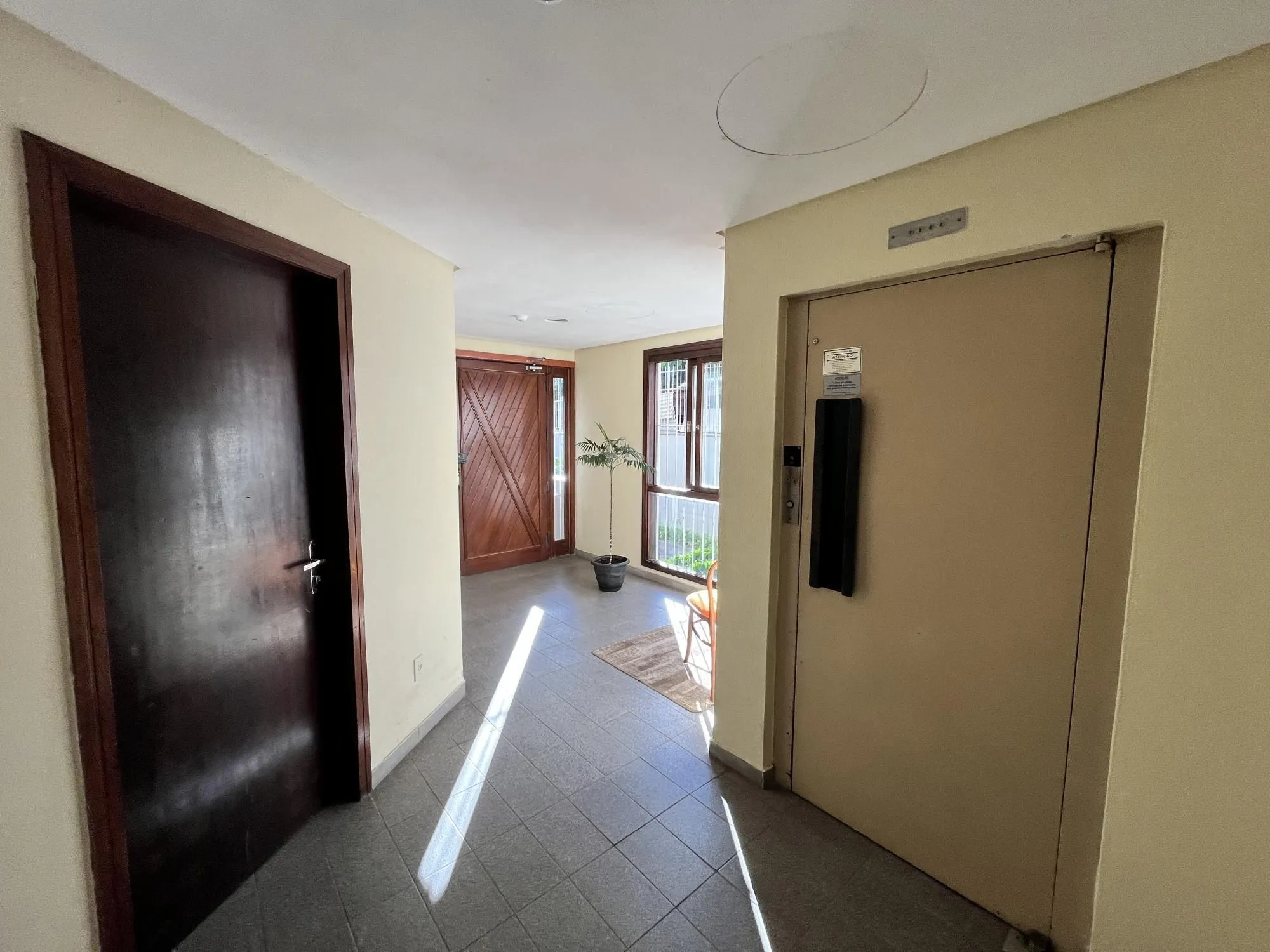 Imagem Apartamento de 2 quartos, suíte e 1 vaga de garagem no bairro Santana em POA/RS