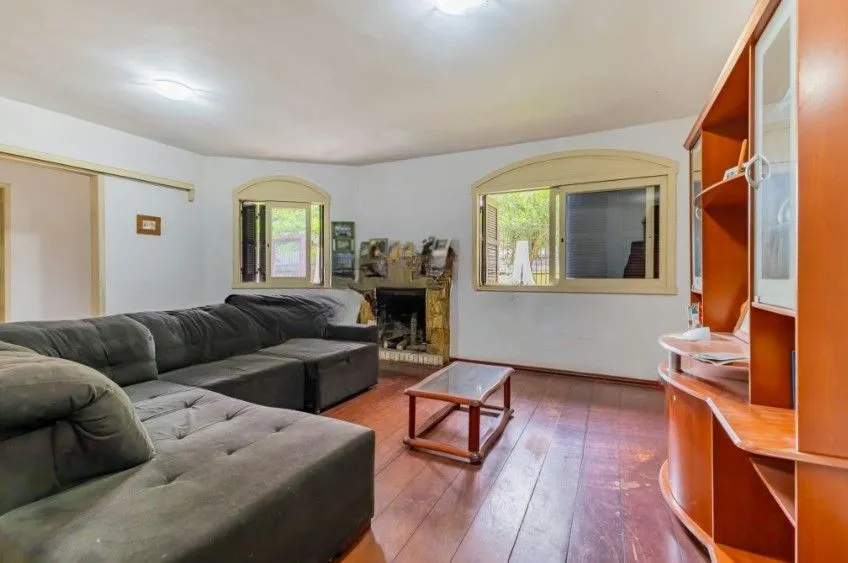 Imagem Casa com pátio e churrasqueira em frente à praça - Jardim Sabará