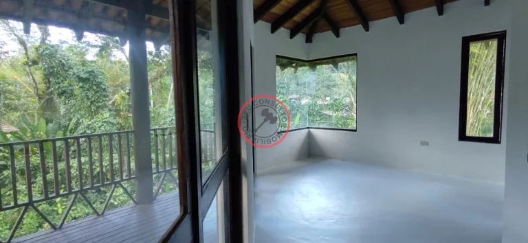 Imagem CASA AMPLA AREJADA E BEM ILUMINADA ,INSERIDA NA MATA ATLANTICA COM 2 PAVIMENTOS TERRENO DE 2000MT A 10 MINUTOS DE CAMBURY/BALEIA