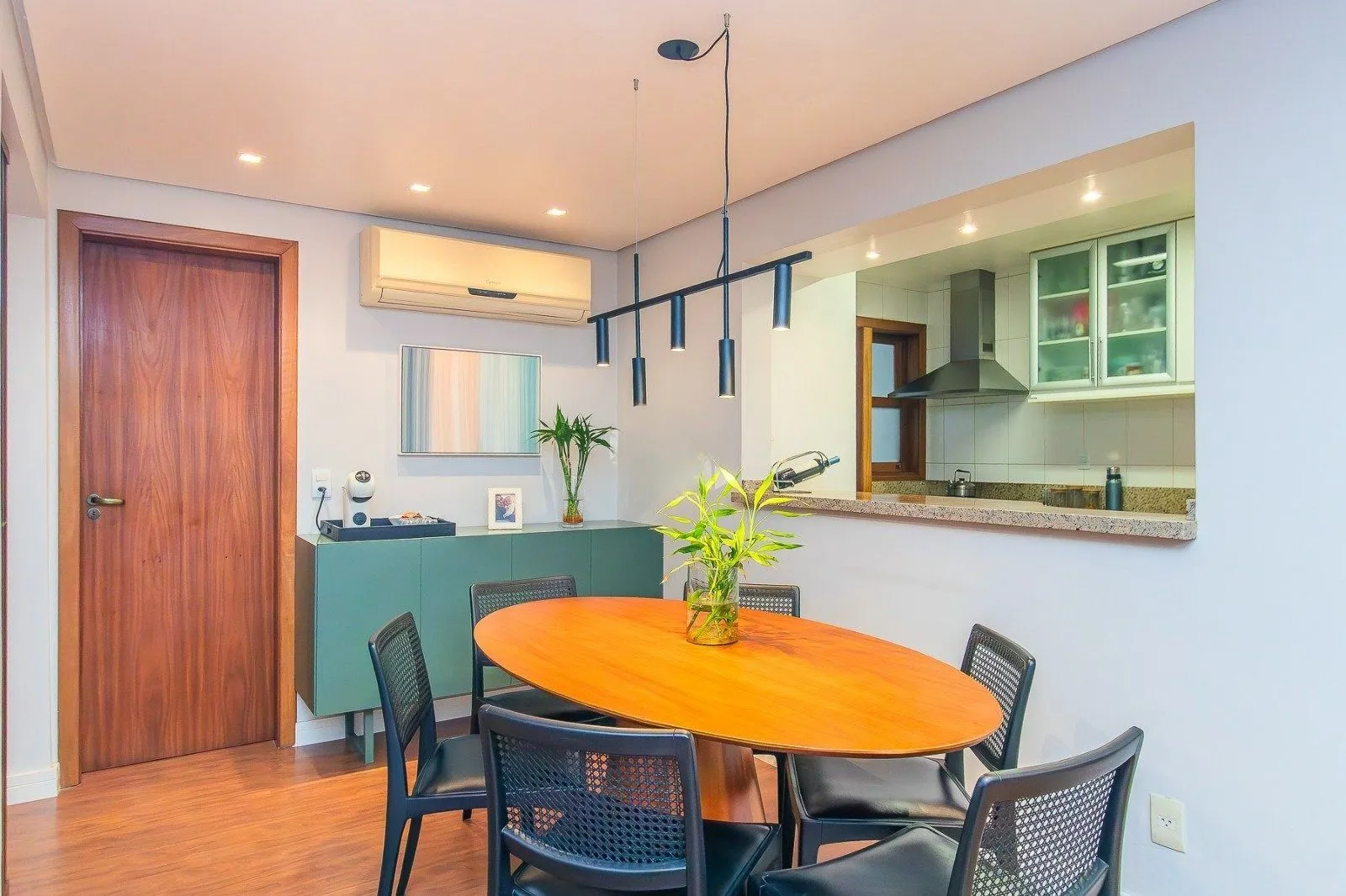 Imagem Apartamento Reformado e Mobiliado com 101m² e 2 Vagas no Coração do Rio Branco