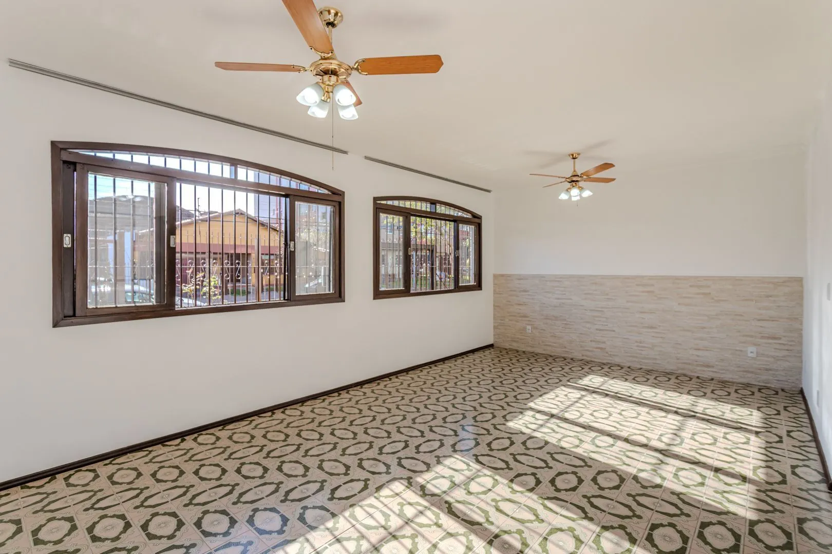Imagem Casa no Partenon com 4 dormitórios e 4 vagas DESOCUPADA