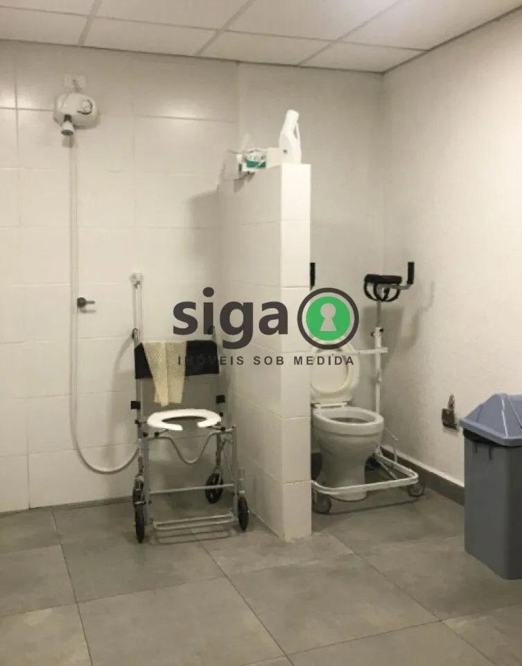 Imagem Sobrado Espaçoso com 4 Dormitórios e 6 Vagas em Região Nobre