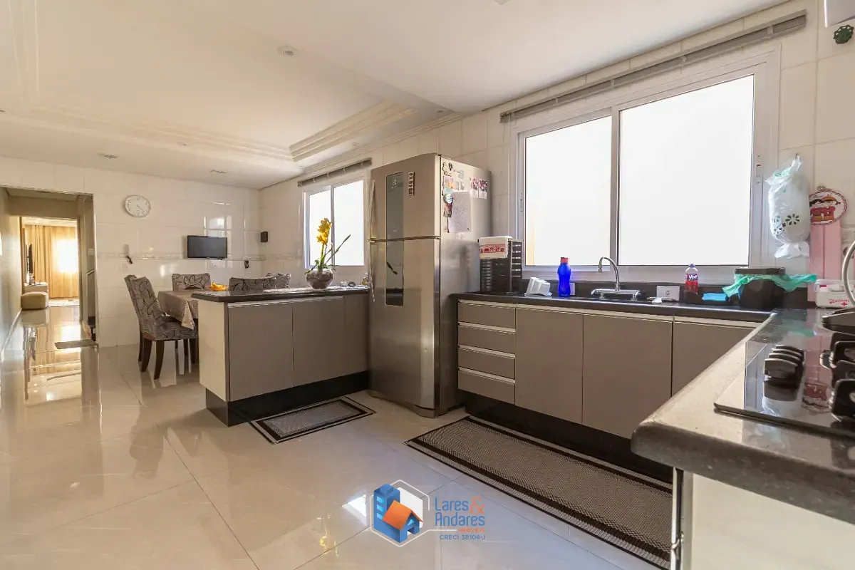 Imagem Sobrado para venda em Vila Mangalot com 4 quartos, sendo 2 suítes, 414m²
