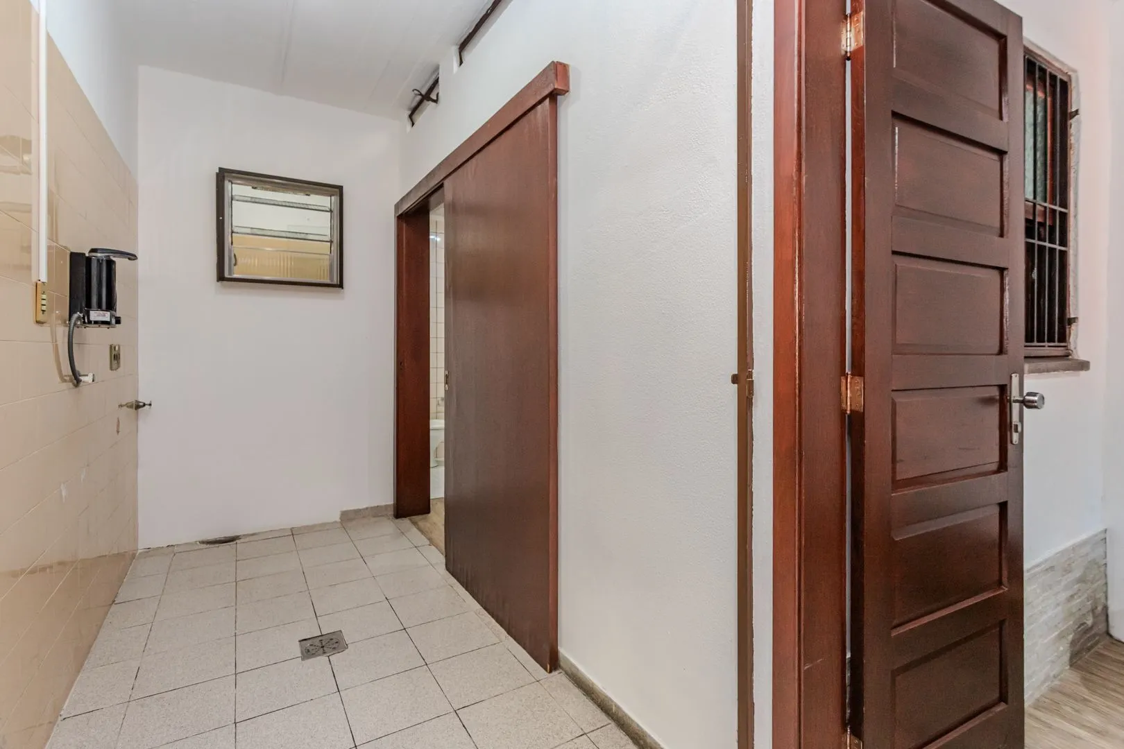 Imagem Casa no Partenon com 4 dormitórios e 4 vagas DESOCUPADA