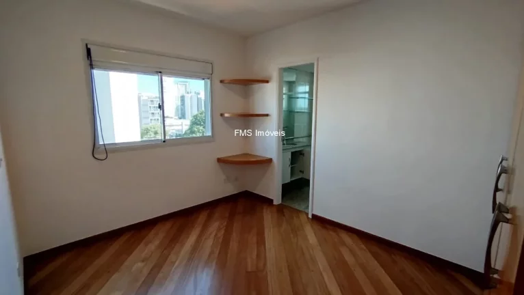 Imagem Aluguel de Apartamento em Pinheiros com 3 Quartos sendo 1 Suíte, 4 Banheiros, 2 Vagas de Garagem.
