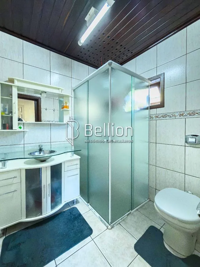 Imagem Com duas casas e 2.500m de terreno, medindo 50x50m, essa propriedade é a escolha certa para quem valoriza espaço e quer um imóvel que proporcione várias possibilidades.