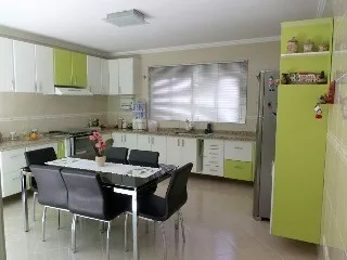 Imagem Imperdível Sobrado à Venda em Santo André-SP, Jardim Las Vegas: 3 quartos, 1 suíte, 4 banheiros, 8 vagas de garagem, 220m².
