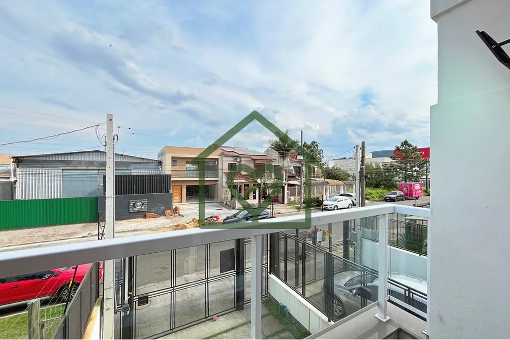 Imagem Este belo sobrado de 96m² oferece 3 dormitórios, incluindo 1 suíte com sacada. 
 A área social c...
