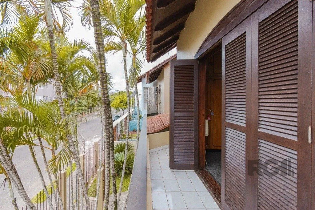 Imagem Casa com 4 dormitórios no bairro Morro Santana