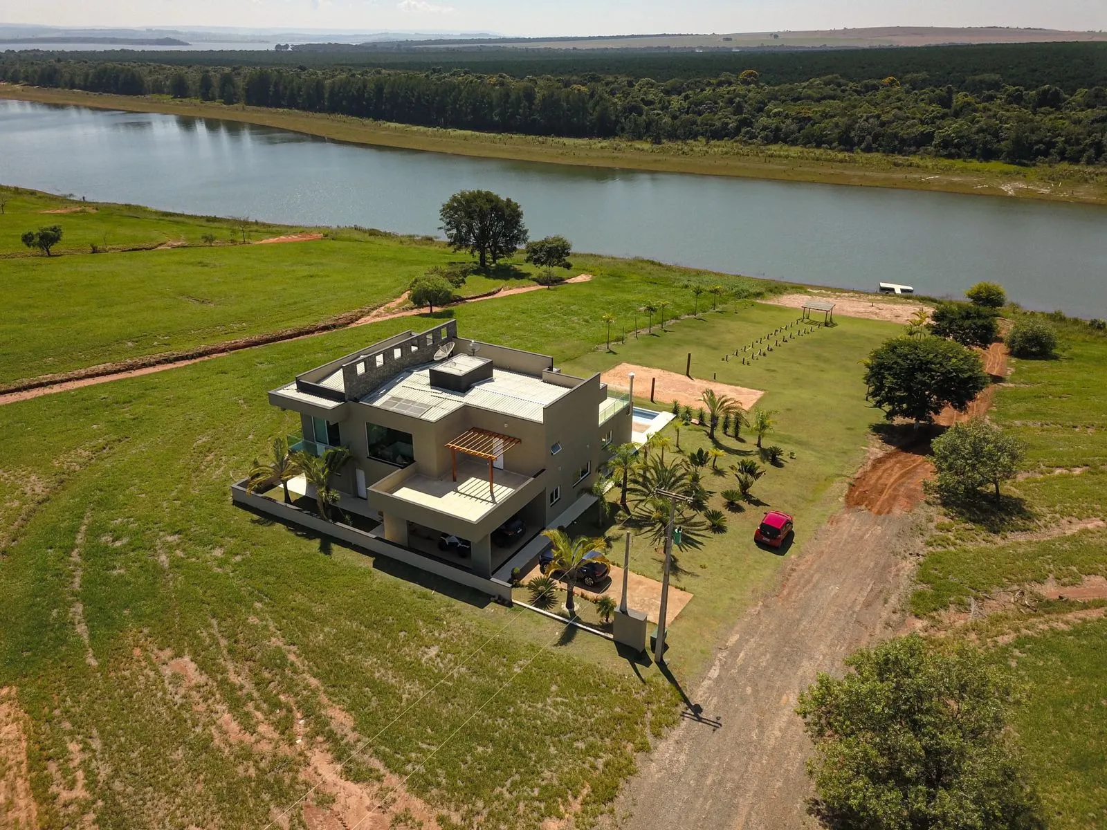Foto do imóvel Sobrado de Alto Padrão no Condominio Resort Riviera de Santa Cristina XIII com 3.000M² de terreno com acesso privativo a represa em Riviera de Santa Cristina XIII, PARANAPANEMA - SP