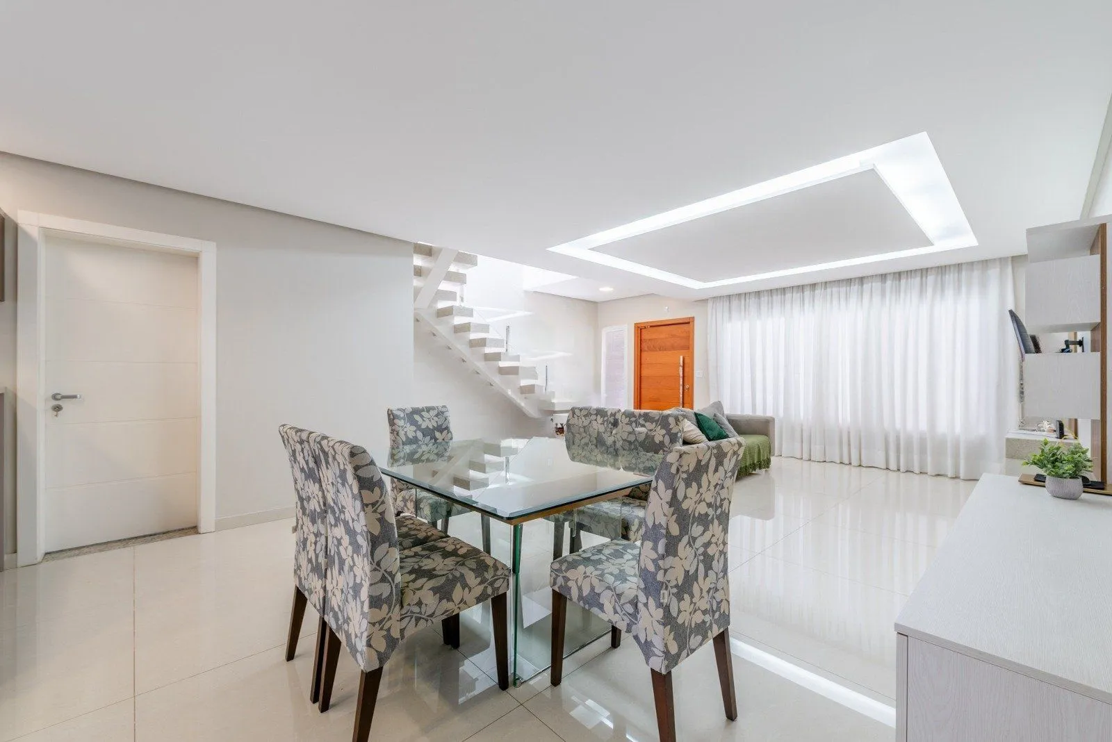 Imagem Casa em Condomínio com 228m² e 3 dormitórios, 1 suíte, 3 vagas no bairro Sarandi