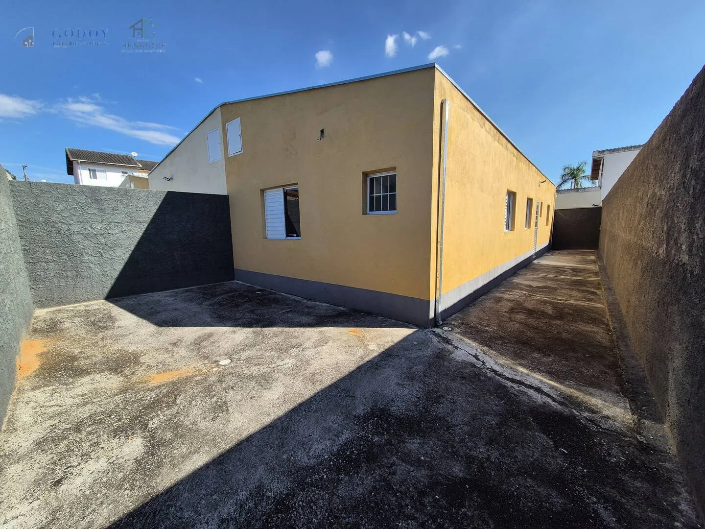 Imagem Casa em Condomínio Fechado com Suíte, Quintal e Garagem Coberta