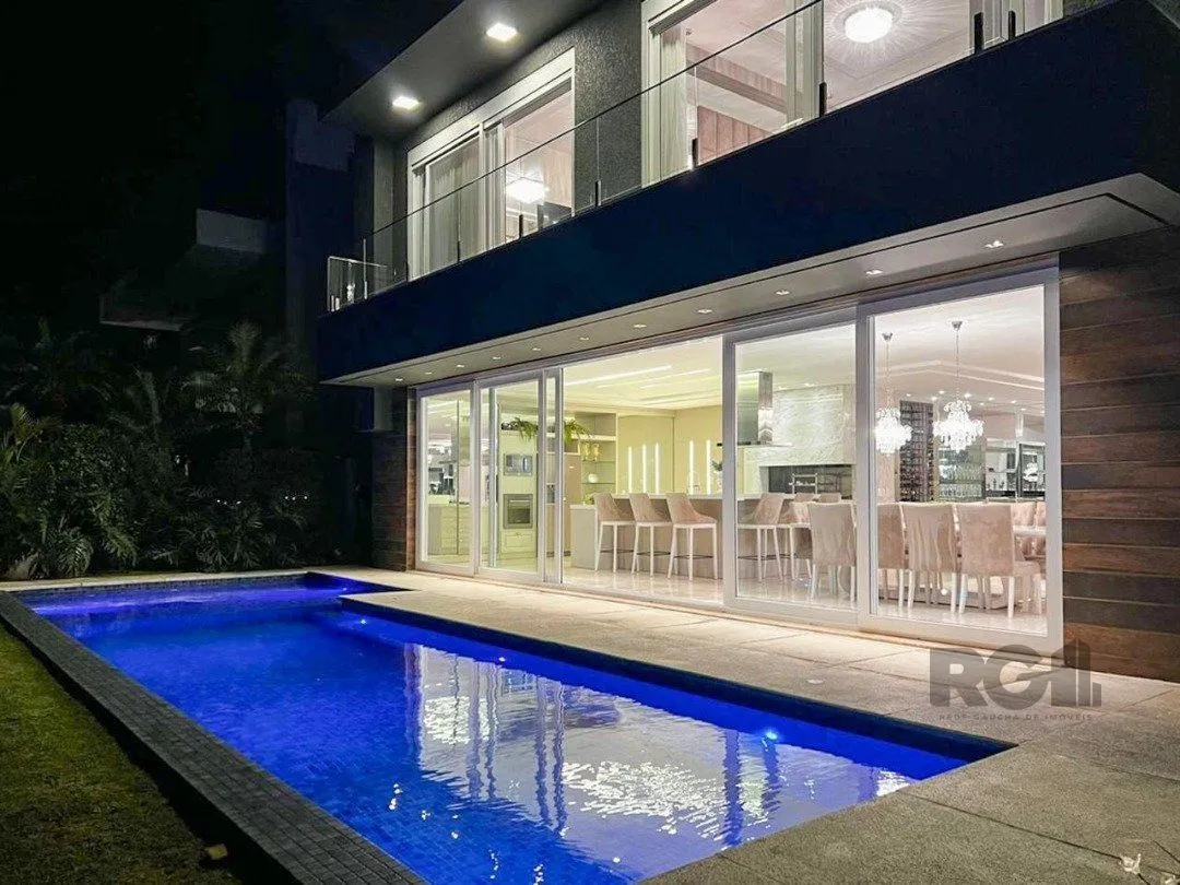 Imagem Excepcional sobrado 5 dormitórios com 5 suítes, totalmente mobiliado e ricamente decorado a beira lago em Xangrilá, no Condomínio Enseada.