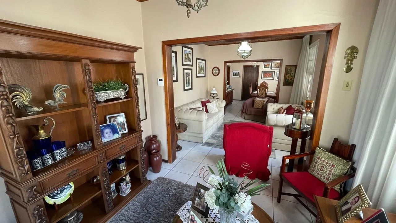 Imagem Casa com pátio com 3 dormitórios, 2 banheiros e 4 vagas.