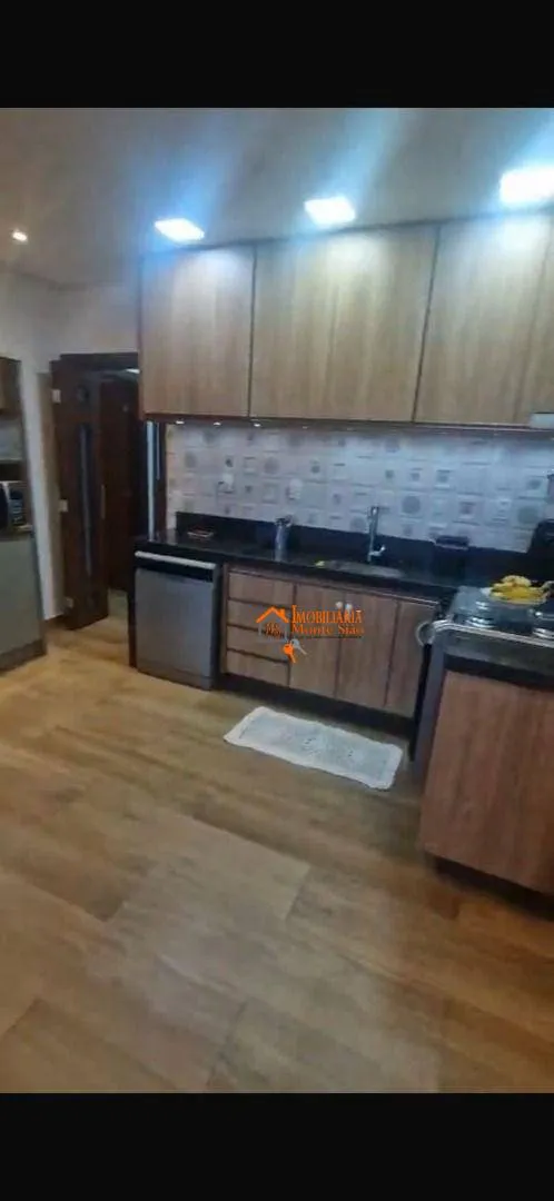 Imagem ?? Casa Sobreposta no Bom Clima | 3 Dorms + Suíte com Closet | Ar-Condicionado | 2 Vagas | Aceita Pet pequeno porte