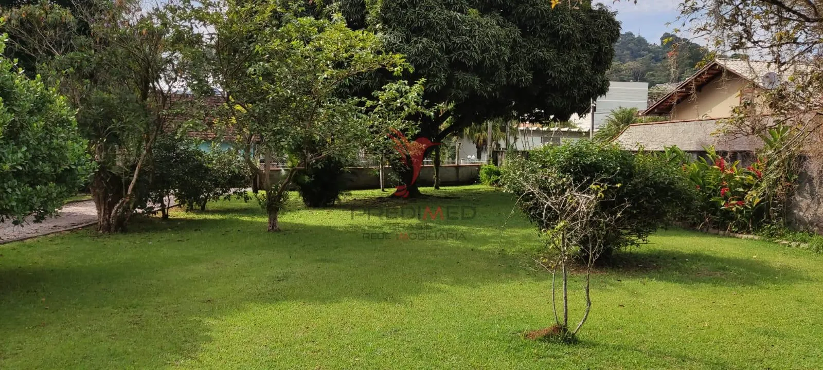 Imagem Casa com 4 Dormitórios com sacadas, sala e terreno grande