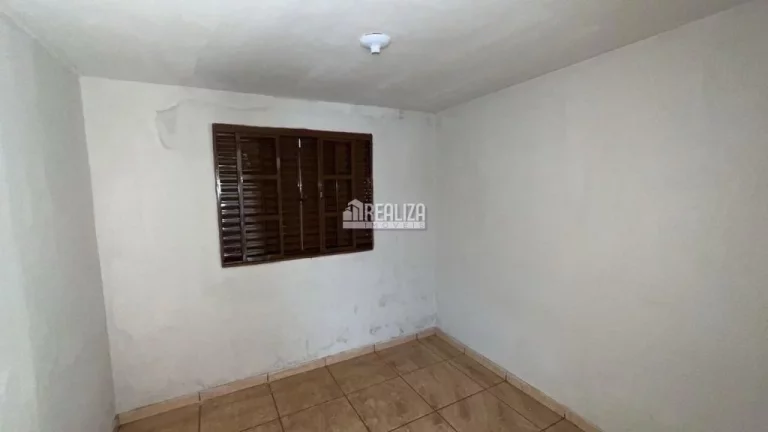 Imagem Casa à venda no bairro Vila Militar, Uberaba - 2 dormitórios e amplo quintal!